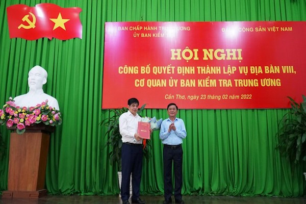 ông Nguyễn Thanh Sơn, Vụ trưởng Vụ Địa bàn VIIIp/(bên trái), tại buổi nhận nhiệm vụ