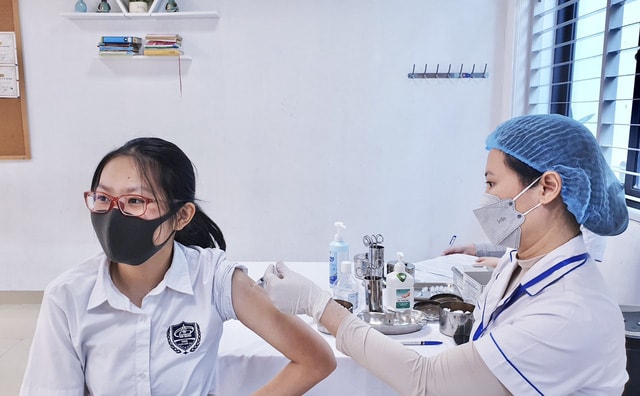 Đẩy mạnh và thần tốc hơn nữa việc tổ chức tiêm vaccine mũi thứ 3 cho người từ 18 tuổi trở lên, hoàn thành trong Quý I năm 2022; tiêm mũi thứ 2 cho trẻ em từ 12 đến dưới 18 tuổi, hoàn thành trong tháng 2 năm 2022.