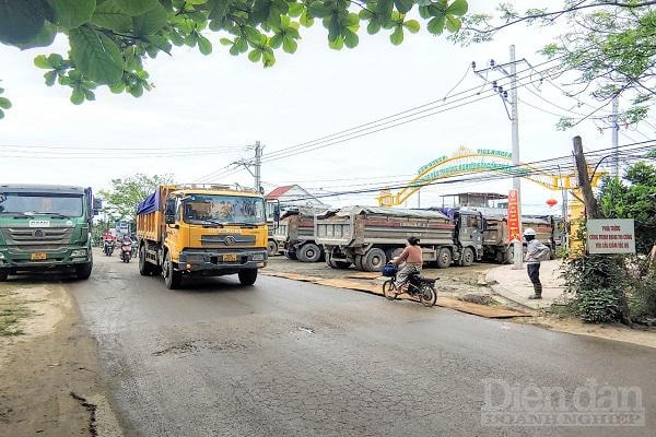 Hàng loạt xe tải trọng lớn nối dài trên tuyến ĐT 60B.