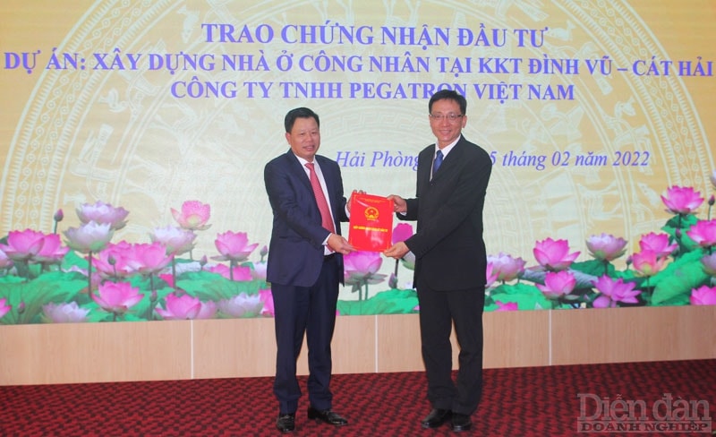 Đại diện BQL KKT Hải Phòngp/trao Giấy chứng nhận đầu tư cho Công ty TNHH Pegatron Việt Nam