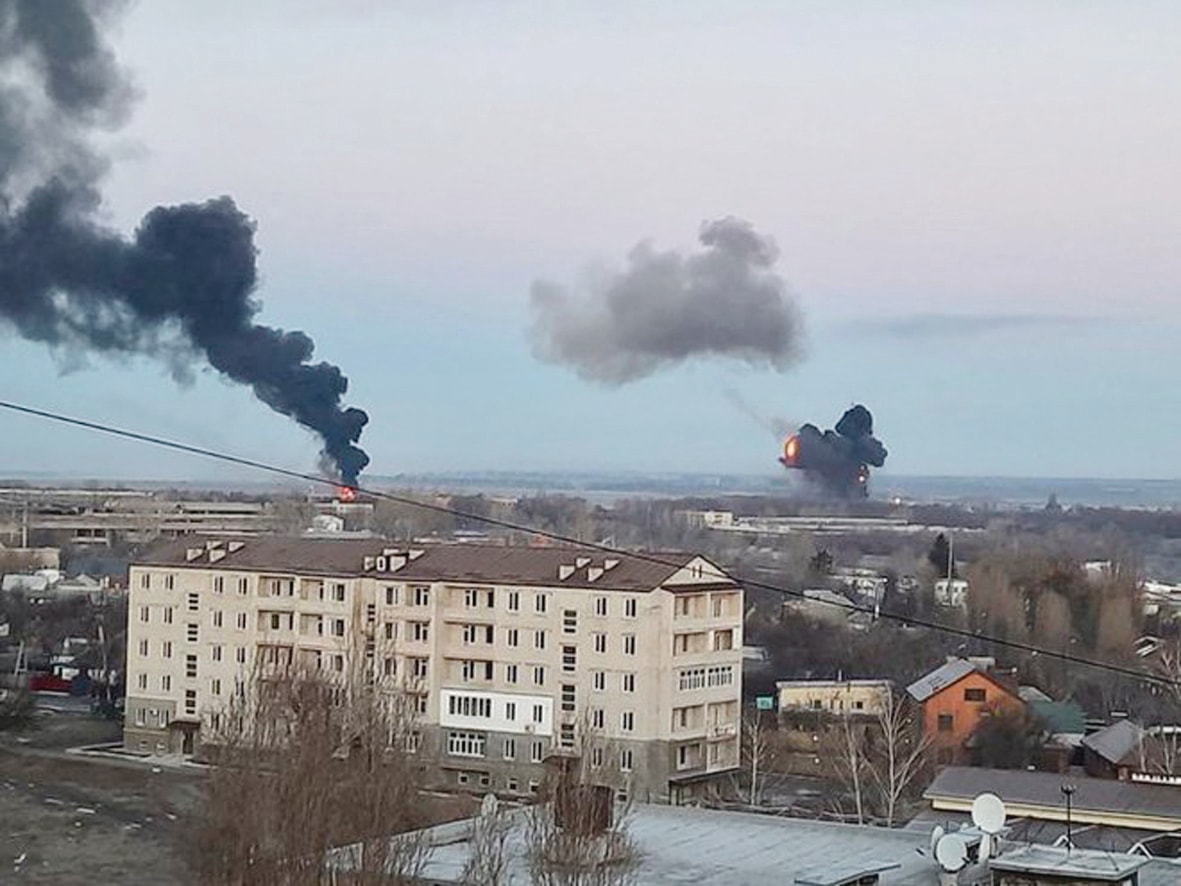  Ukraine cho cho biết họ bị Nga tấn công từ 3 hướng biên giới giáp với Nga, Belarus và bán đảo Crimea.p/Ảnh: Twitter