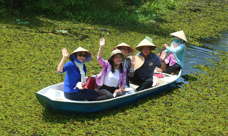 Phó Chủ tịch UBND TPHCM Phan Thị Thắng (ngoài cùng bên trái) và ông Nguyễn Văn Út, Chủ tịch UBND tỉnh Long An cùng đoàn công tác khảo sát tuyến du lịch sinh thái tại Làng nổi Tân Lập - Ảnh: SGGP.