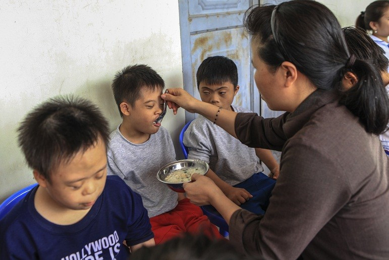 Nếu như chăm sóc các bạn mồ côi vất vả một thì việc nuôi dưỡng các bạn khuyết tật và các cụ già còn cần phải nỗ lực gấp mười lần. 