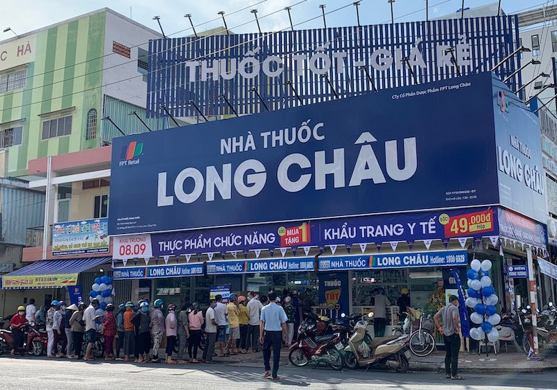 Nhà thuốc Long Châu - công ty con của FPT Retail là đơn vị đầu tiên ký hợp đồng phân phối thuốc điều trị COVID-19.