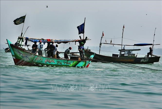 Ngư dân đánh cá trên biển gần Lumpung, đảo Sumatra, Indonesia. Ảnh tư liệu: AFP/TTXVN