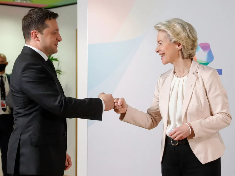 Tổng thống Ukraine Volodymyr Zelensky (trái) và Chủ tịch Ủy ban châu Âu Ursula von der Leyen tại một hội nghị ở Brussels năm 2021. Ảnh: AFP.