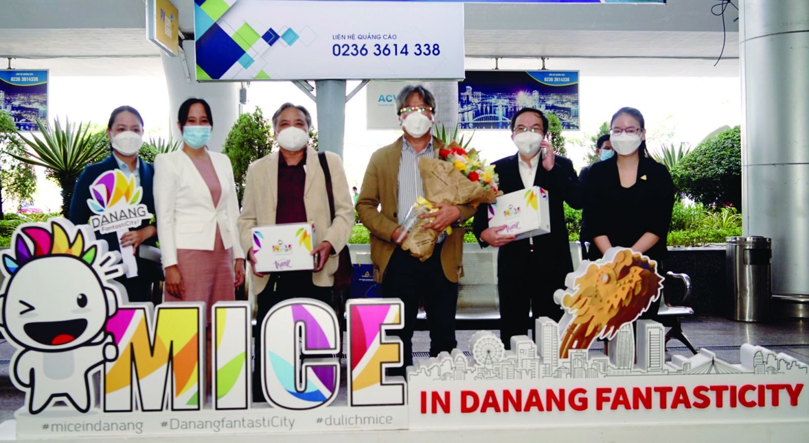  Đoàn khách du lịch theo hình thức MICE tại sân bay quốc tế Đà Nẵng tháng 12/2021. Ảnh: Lưu Hương
