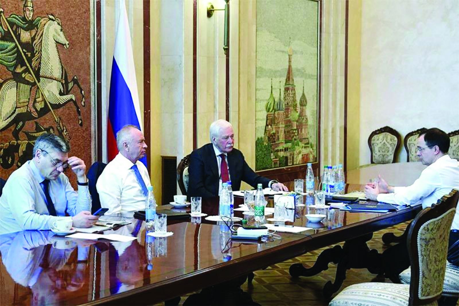  Các đại diện Nga đang đợi phái đoàn Ukraine đến đàm phán ở Gomel, Belarus. Ảnh: Sputnik