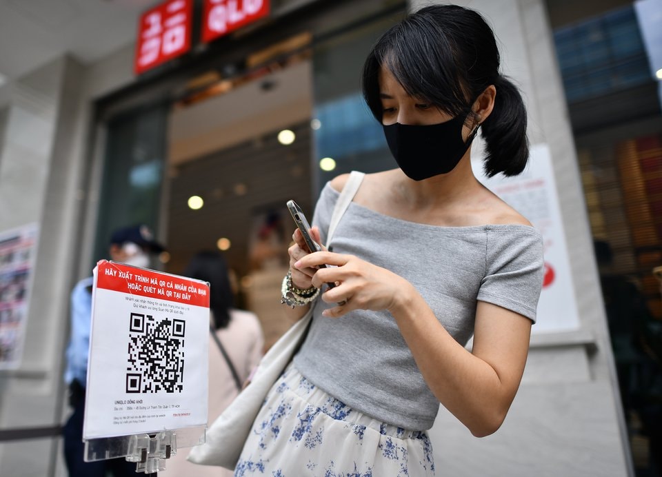 Người dân được yêu cầu quét mã QR khai báo y tế khi đến nơi công cộng. Ảnh: Mỹ Hà