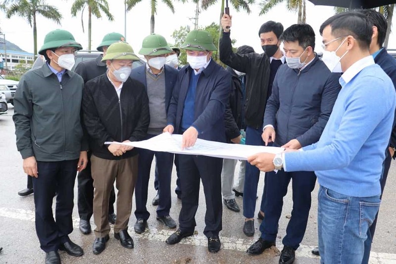 Ông Nguyễn Xuân Ký - Bí thư Tỉnh uỷ Quảng Ninh kiểm tra tiến độ xây dựng khu nhà ở cho công nhân và chuyên gia phục vụ tại KCN Đông Mai