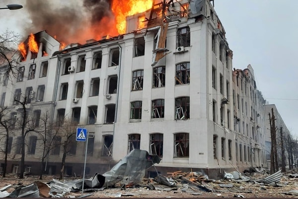 Các tào nhà tại Kharkiv bị tấn công. Ảnh: Soutnik