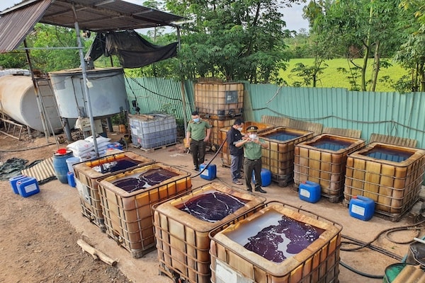 chiều 2/3/2022, Công an tỉnh Bà Rịa-Vũng Tàu đã ập vào kiểm tra cơ sở nấu dầu DO giả nằm giữa cánh đồng thuộc thôn 5, xã Bình Trung, H.Châu Đức, tỉnh Bà Rịa-Vũng Tàu, với quy mô lớn và tiêu thụ liên tỉnh lên tới hàng nghìn lít/ngày.