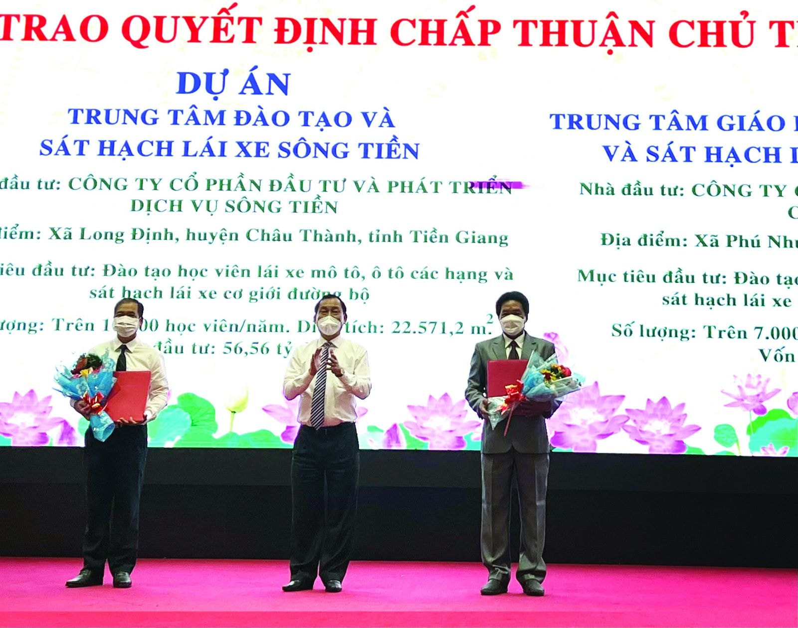  Ông Nguyễn Văn Vĩnh, Chủ tịch UBND tỉnh Tiền Giang trao Quyết định chấp thuận chủ trương đầu tư cho doanh nghiệp.