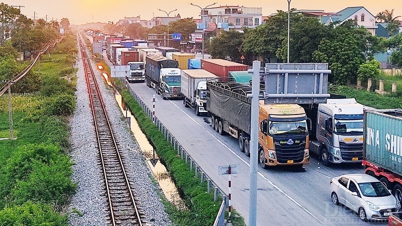 Vào giờ cao điểm, mật độ phương tiện lưu thông qua QL5 tương đối lớn, chủ yếu là xe container