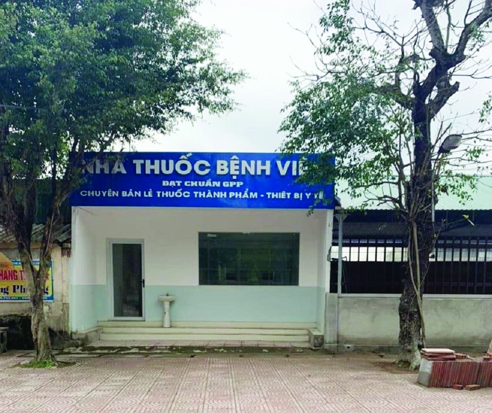  Theo quy định của pháp luật và các điều khoản đã ký kết trong hợp đồng, vị trí nhà thuốc mà Bệnh viện đa khoa huyện Đô Lương đã cho thuê còn thời hạn 05 năm nữa nhưng đơn vị này đã tự ý chấm dứt để nhượng quyền cho cá nhân, tổ chức khác vào sử dụng.