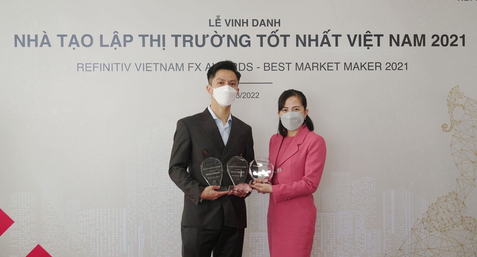 Đại diện lãnh đạo Techcombank nhận giải