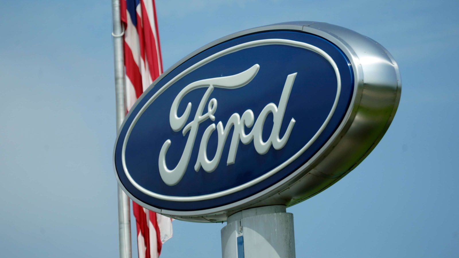 Ford đã thông báo rằng họ sẽ tạm ngừng hoạt động của mình tại Nga.