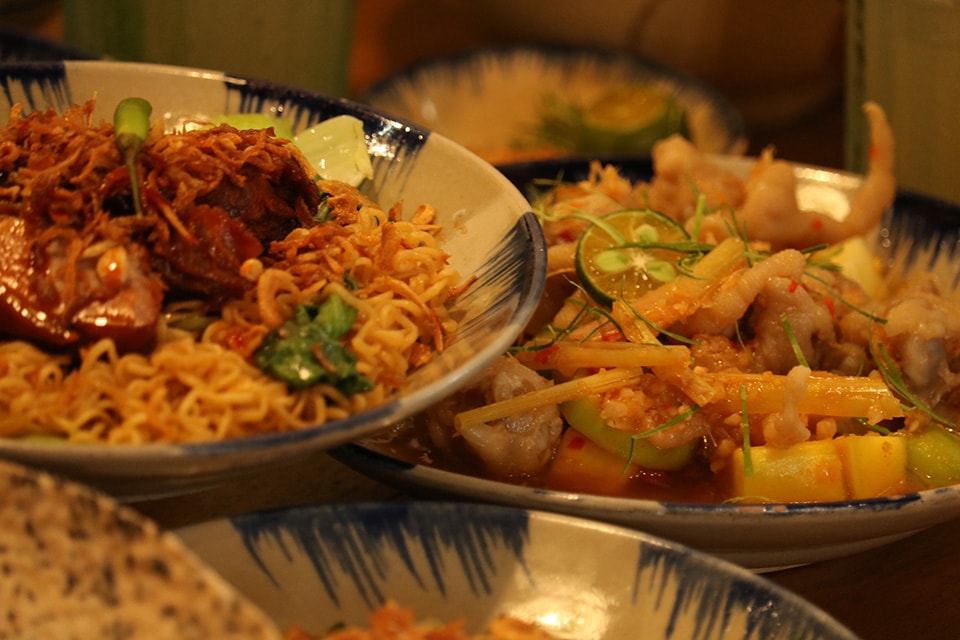 Món chân gà (phải) được anh chăm chút từ khâu mua nguyên liệu, sơ chế cho đến thành phẩm. Ảnh: An Phú