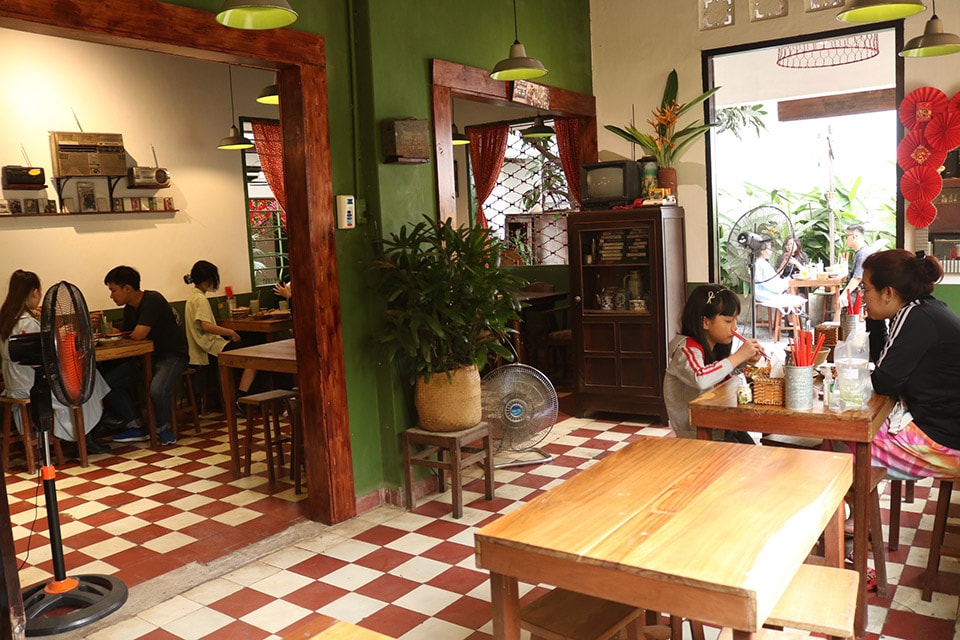Theo đó, từng chiếc bàn, ghế, kệ tủ… mỗi góc không gian đều xuất hiện hình ảnh xưa cũ nhuốm màu thời gian giữa nhịp sống hối hả của Sài Gòn.