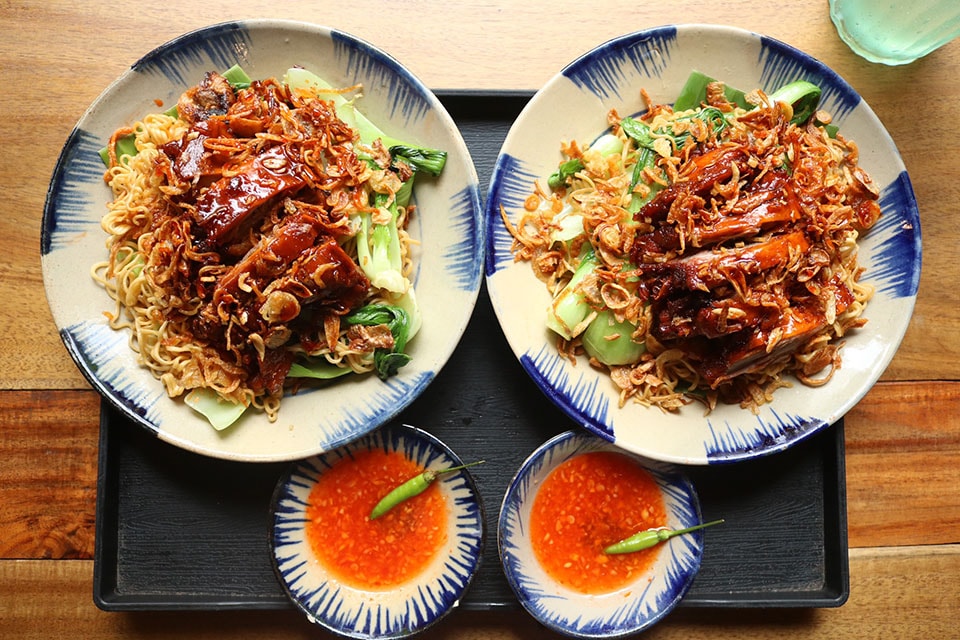 Mì gà tàu xì, món ăn được nhiều thực khách ưa chuộng không kém cạnh chân gà sả ớt. Ảnh: An Phú
