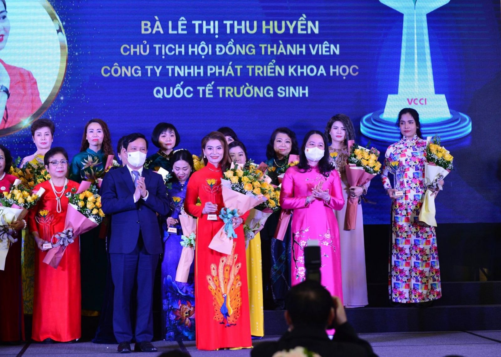 Doanh nhân Lê Thị Thu Huyền - Chủ tịch HĐTV, Cty TNHH Phát triển Khoa học Quốc tế Trường Sinh - là doanh nhân nữ của Hội Doanh nhân Trẻ Gia Lai được trao tặng danh hiệu 