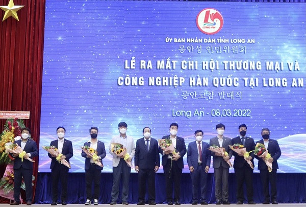 Lãnh đạo tỉnh tặng hoa chúc mừng Các thành viên Kocham Long An