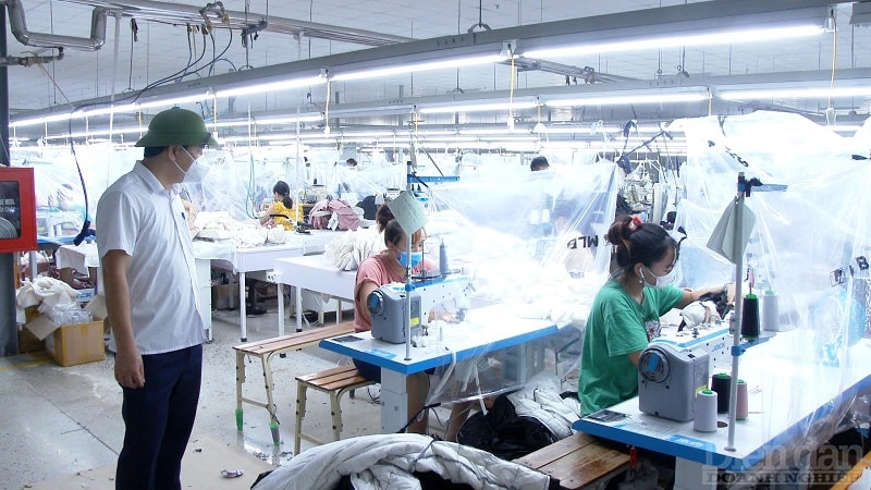 Hiện các khu, cụm công nghiệp ngày càng nhiều dẫn đến tình trạng cạnh tranh lao động gay gắt giữa các doanh nghiệp. Vì thế, điều quan trọng nhất đối với nhiều doanh nghiệp chính là tìm ra các giải pháp để giữ chân người lao động.