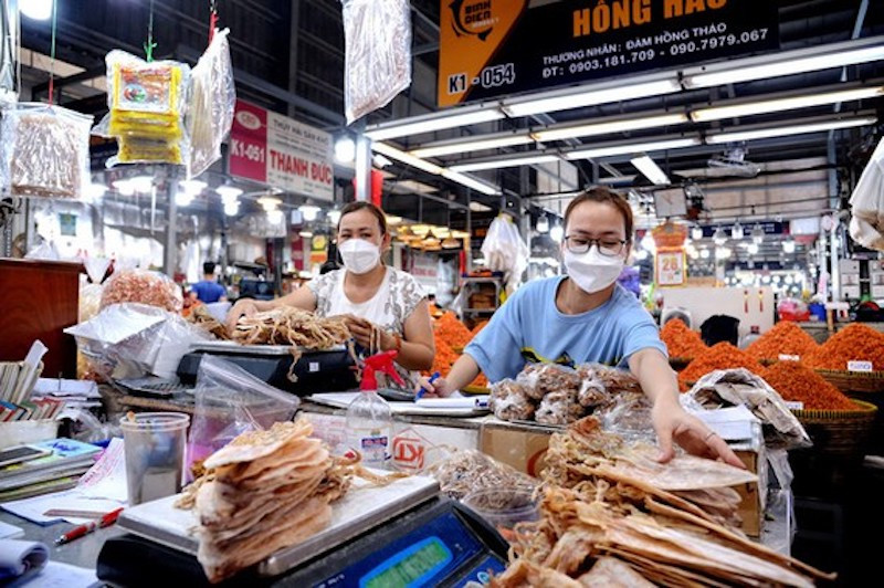 Để phù hợp với bản chất của thuế gián thu thì chúng ta nên và cần áp dụng chung cho tất cả các giao dịch hàng hóa, dịch vụ