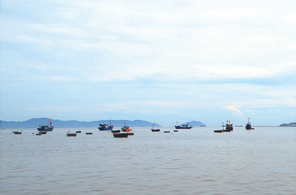 Vịnh Đà Nẵng ven bờ đường Nguyễn Tất Thành – nơi đang được đề xuất sẽ một dự án lấn biển tiếp theo tại Vịnh Đà Nẵng với quy mô tổng vốn đầu tư lên đến 8 tỉ USD