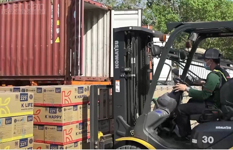 Lên hàng container xuất khẩu tại Phúc Sinh Bình Dương. Ảnh: Lê Mỹ