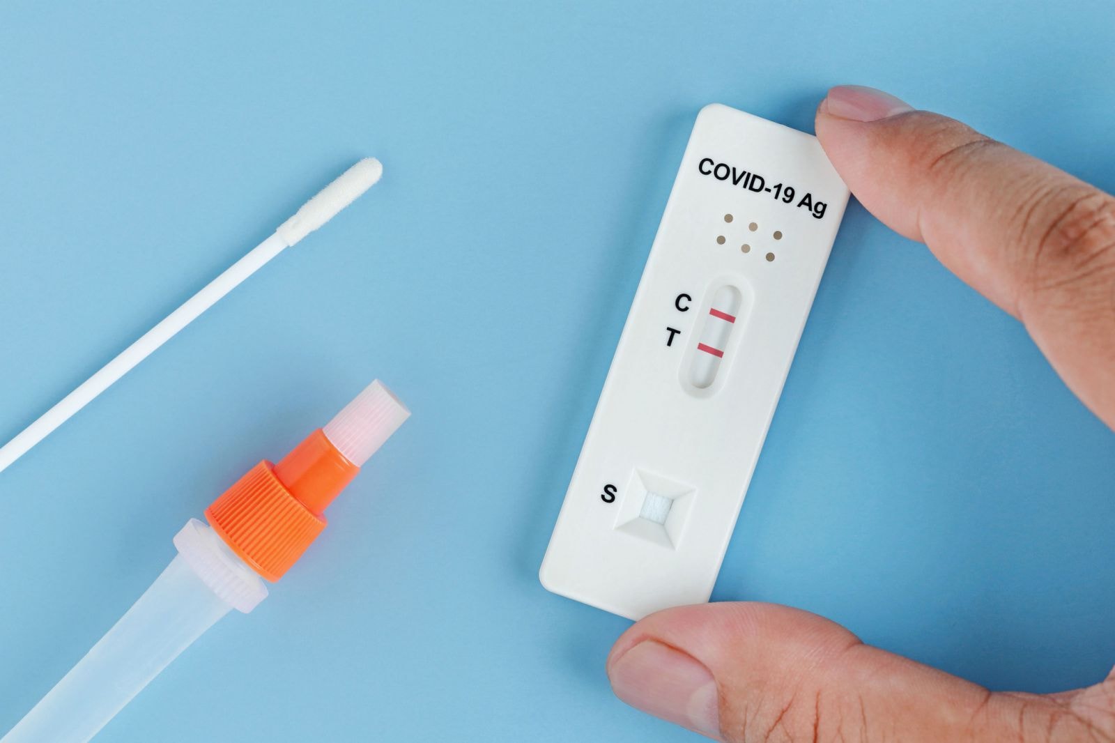 CDC Mỹ khuyến nghị người tiếp xúc với F0 nên xét nghiệm 5 ngày sau khi phơi nhiễm hoặc ngay khi bắt đầu có triệu chứng; Ảnh SHUTTERSTOCK