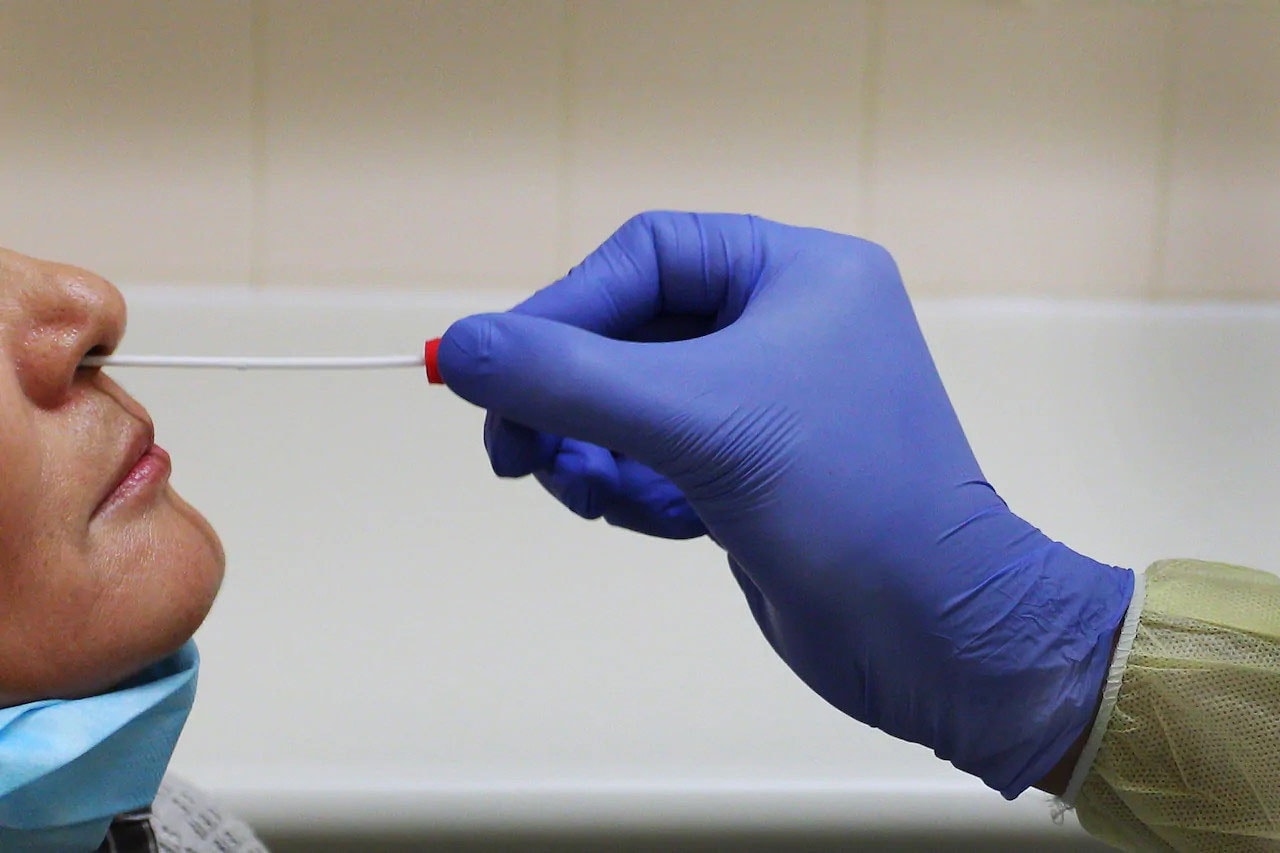 Nếu test nhanh âm tính, cần phải làm xét nghiệm PCR hoặc test nhanh lần thứ hai để xác nhận kết quả; Ảnh SHUTTERSTOCK
