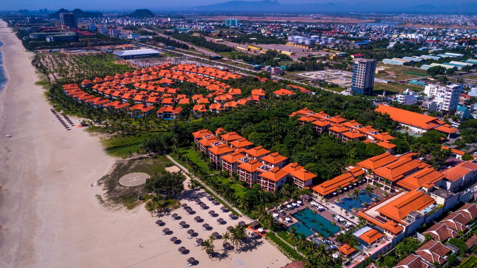 Khu du lịch Furama Resort Đà Nẵng đã đầu tư 15 triệu USD để tiến hành nâng cấp, cải tạo toàn bộ cơ sở vật chất, nội thất, cảnh quan khu nghỉ dưỡng cũng như tập trung vào công tác đào tạo nhân lực.