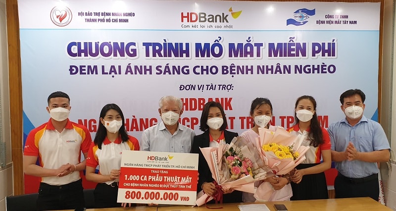 Tổng giá trị tài trợ cho 1.000 ca phẫu thuật mắt từ HDBank là 800 triệu đồng. Ảnh: HDBank