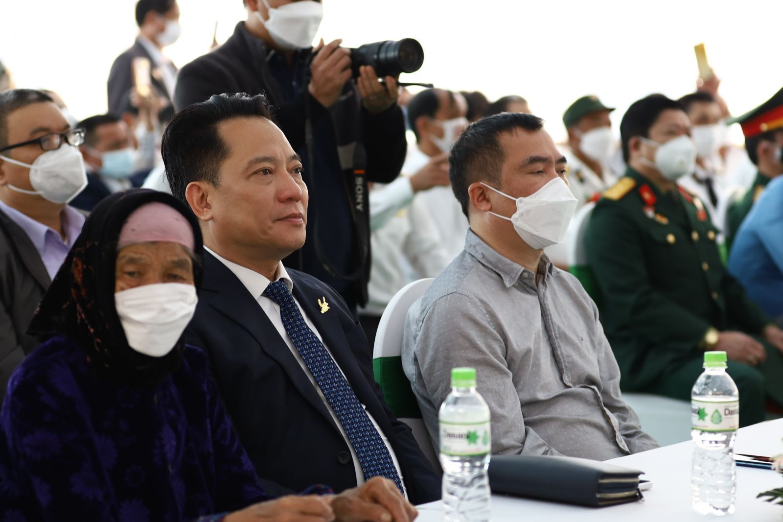 Trong không khí trang nghiêm, xúc động, thân nhân các gia đình liệt sĩ và các cựu chiến binh cùng nhau ôn lại những giây phút hào hùng