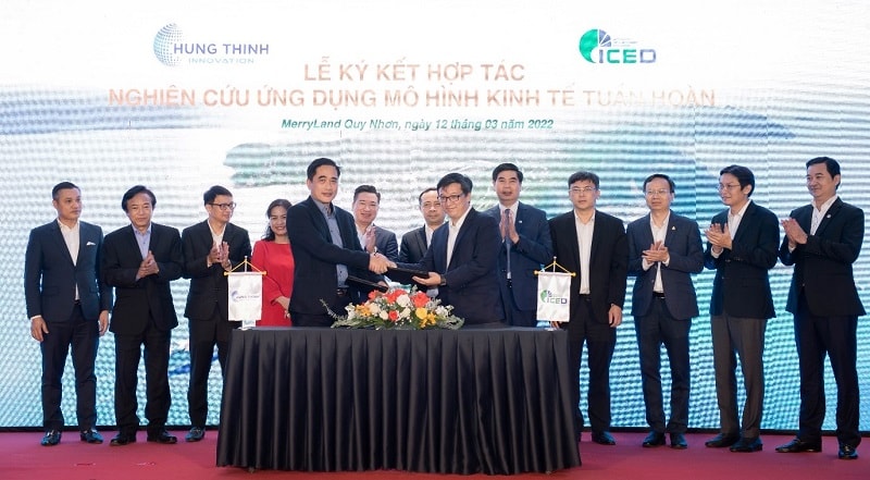 Ông Lê Nguyễn Hoàng Minh – Tổng giám đốc Hưng Thịnh Innovation (trái) đại diện ký kết hợp tác với PGS.TS. Nguyễn Hồng Quân – Viện trưởng Viện Nghiên cứu Phát triển Kinh tế Tuần hoàn (ICED). Ảnh: Tập đoàn Hưng Thịnh.