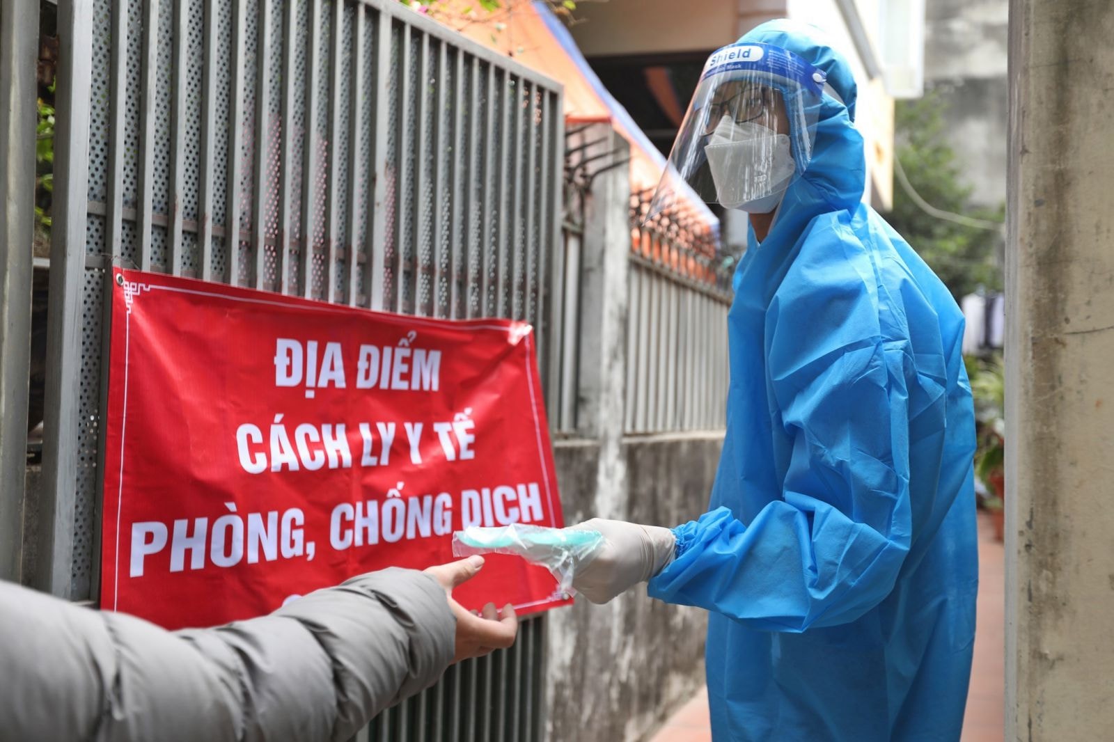 Người mắc Covid-19 cần hạn chế ra khỏi nơi cách ly. Khi ra khỏi nơi cách ly, phải mang khẩu trang, giữ khoảng cách với những người khác.