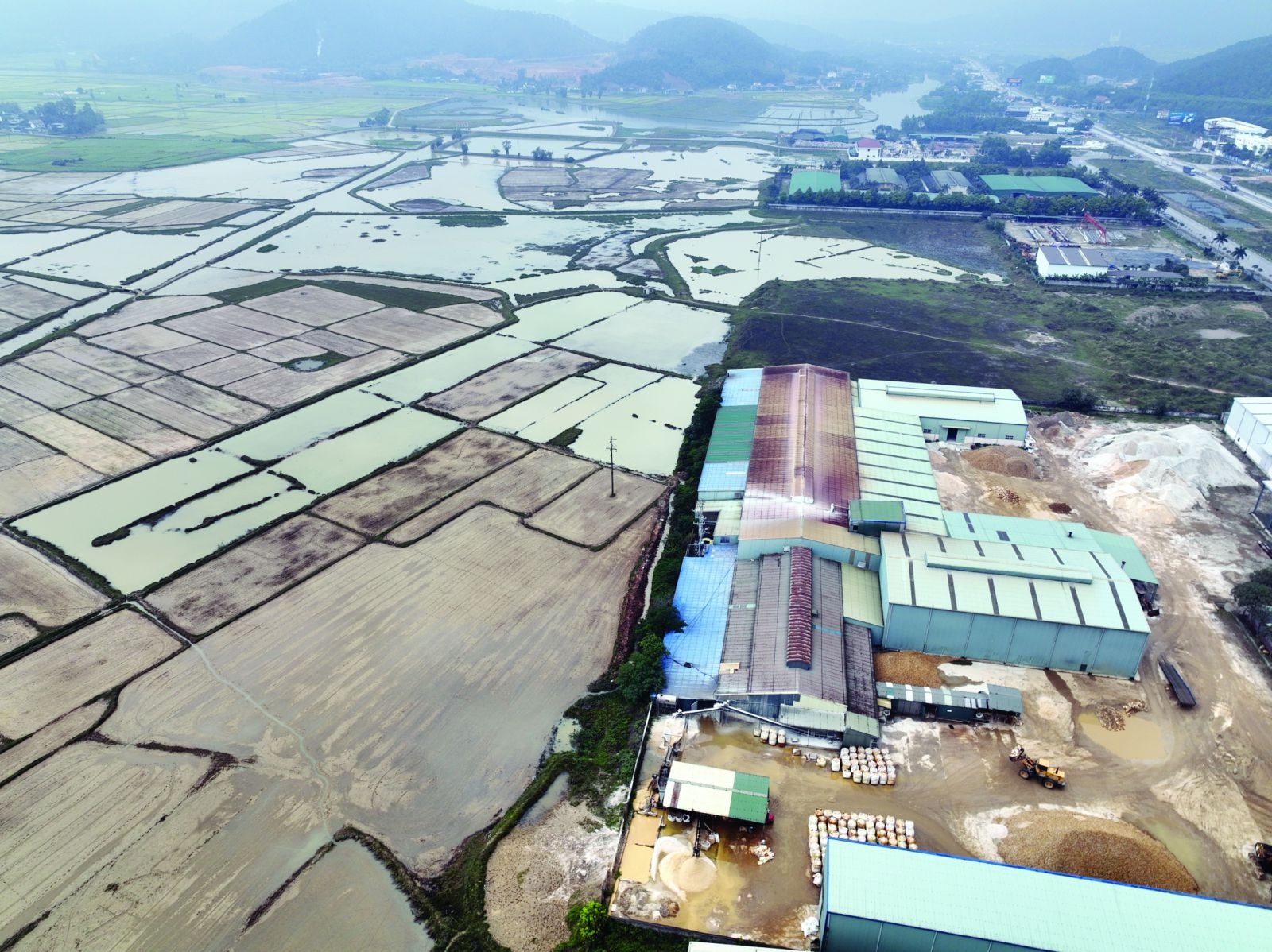  Nhà đầu tư vào Khu A, KCN Nam Cấm đang “thiệt đơn, thiệt kép” vì mặt bằng diện tích đất ở đây vẫn chưa được giải phóng, bàn giao để triển khai hoàn thiện dự ánp/