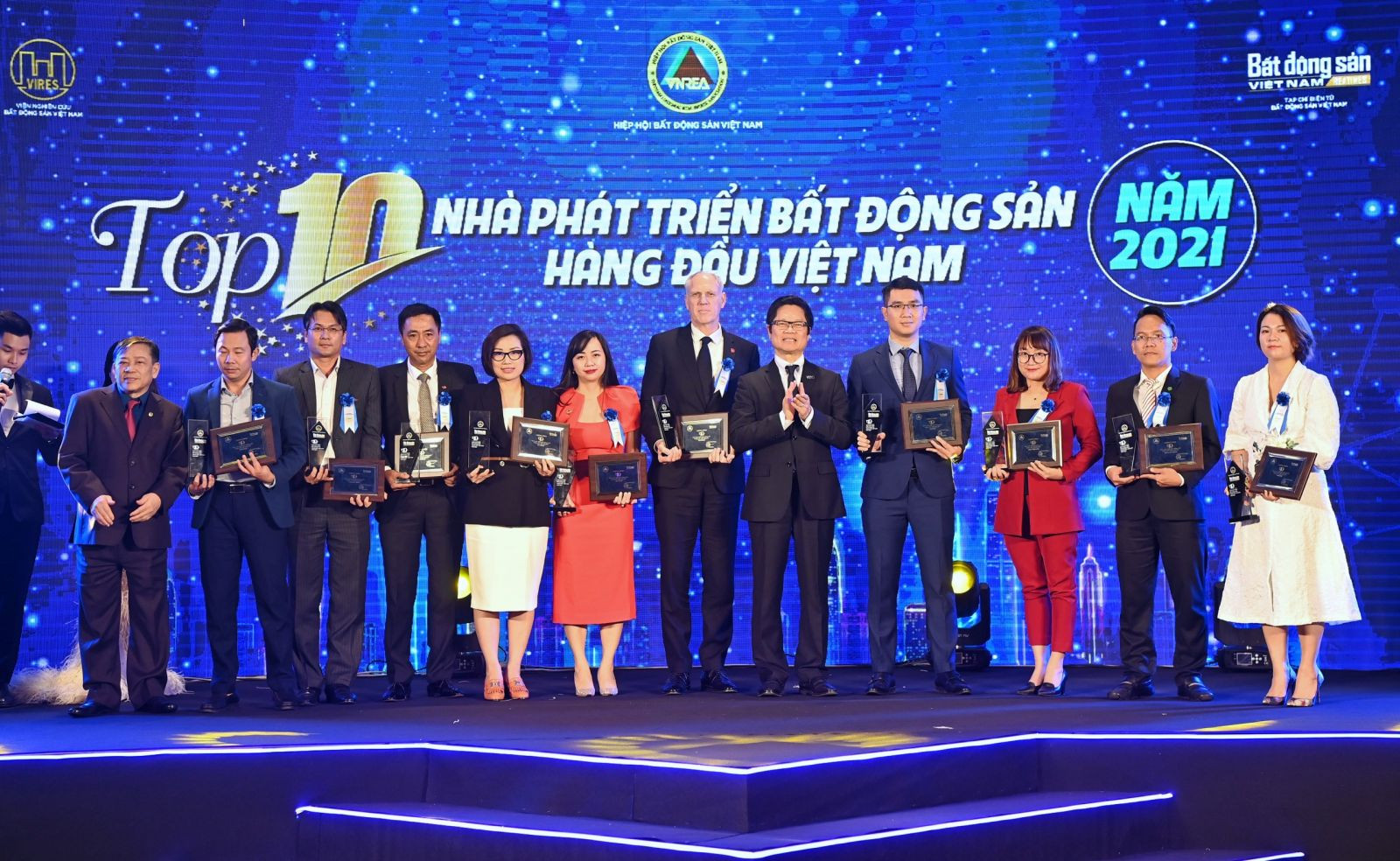 ng Nguyễn Văn Khôi, Phó Chủ tịch Thường trực phụ trách Hiệp hội Bất động sản Việt Nam và TS. Vũ Tiến Lộc, Đại biểu Quốc hội, Chủ tịch Trung tâm Trọng tài Quốc tế Việt Nam trao cúp và chứng nhận tặng thưởng cho đại diện các doanh nghiệp.