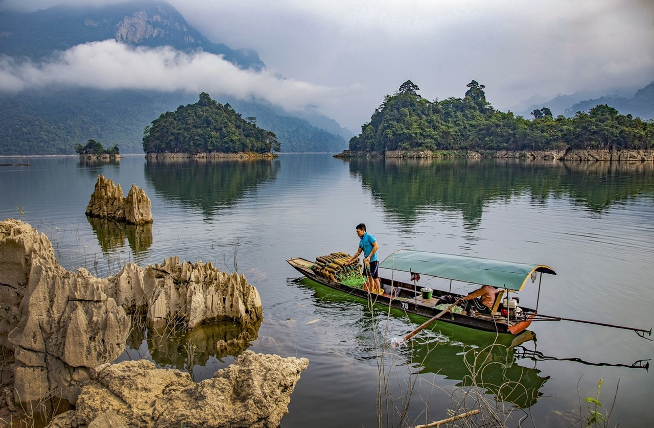 Lâm Bình sở hữu một lòng hồ được đánh giá là một trong những lòng hồ đẹp nhất Việt Nam.