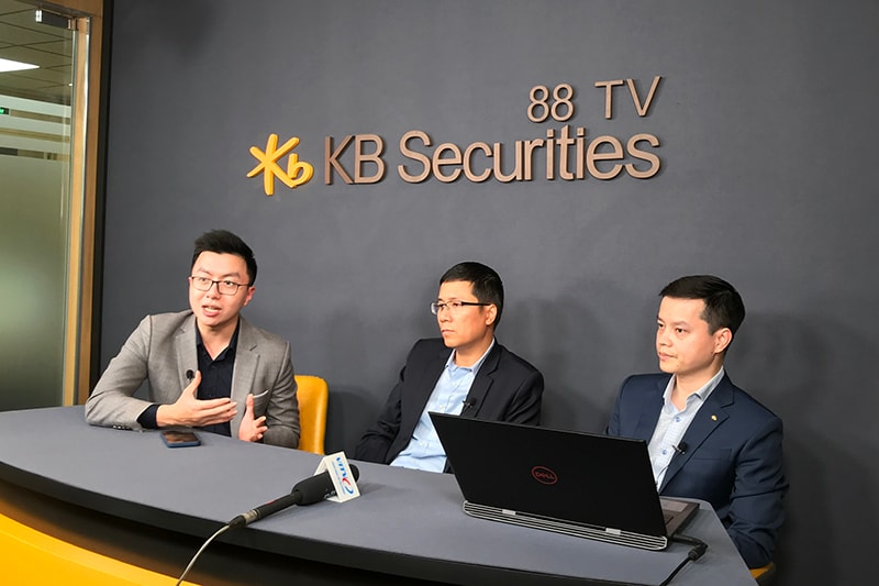 ông Lã Giang Trung - CEO Passion Investment; ông Nguyễn Xuân Bình - Giám đốc Khối Nghiên cứu KBSV