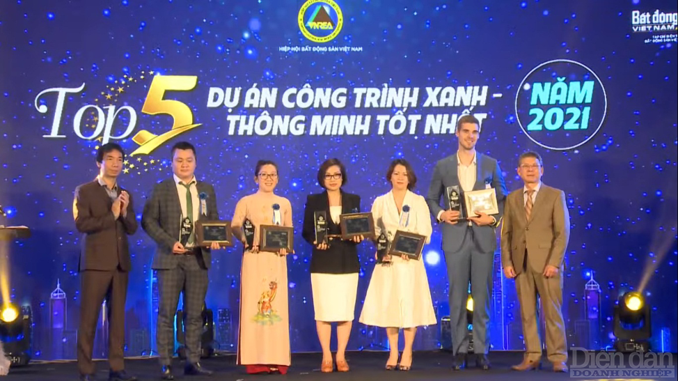 Đại diện Phuc Khang Corporation (áo dài) nhận cúp và chứng nhận danh hiệu Top 5 dự án công trình xanh – thông minh tốt nhất năm 2021