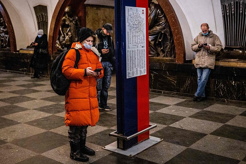 Người dân Moscow sử dụng sử dụng điện thoại di động tại ga tàu điện ngầm Ploschad Revolyutsii ở Moscow vào ngày 10/3/2021.