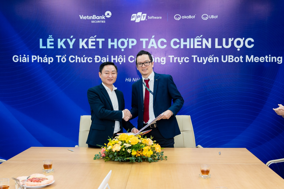 Ông Phạm Ngọc Hiệp - Phó Tổng Giám đốc VietinBank Securities và ông Trần Đăng Hòa - Phó Tổng giám đốc FPT Software, đại diện tham gia ký kết.