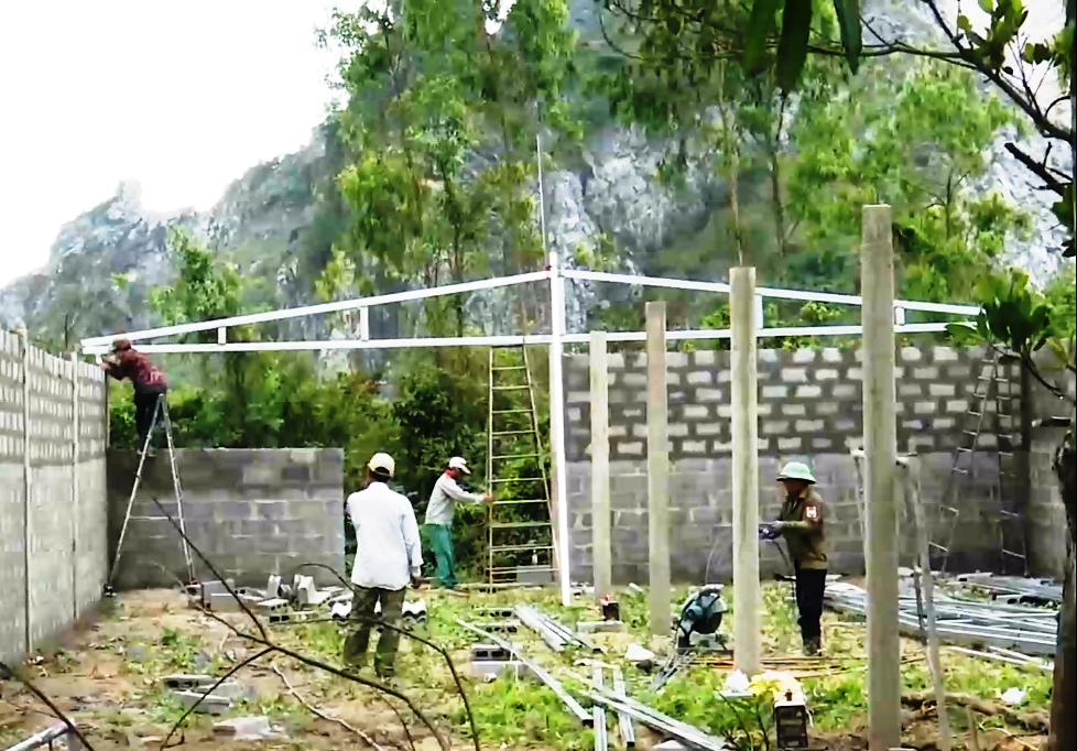 những ngôi nhà, kho bãi, chuồng trại… nối đuôi nhau mọc lên như nấm