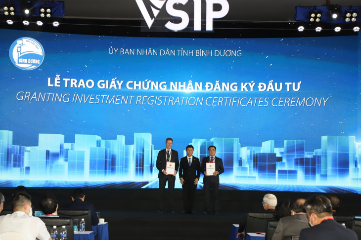 Chủ tịch UBND tỉnh Võ Văn Minh trao Giấy chứng nhận đầu tư cho Tập đoàn LEGO và VSIP Group