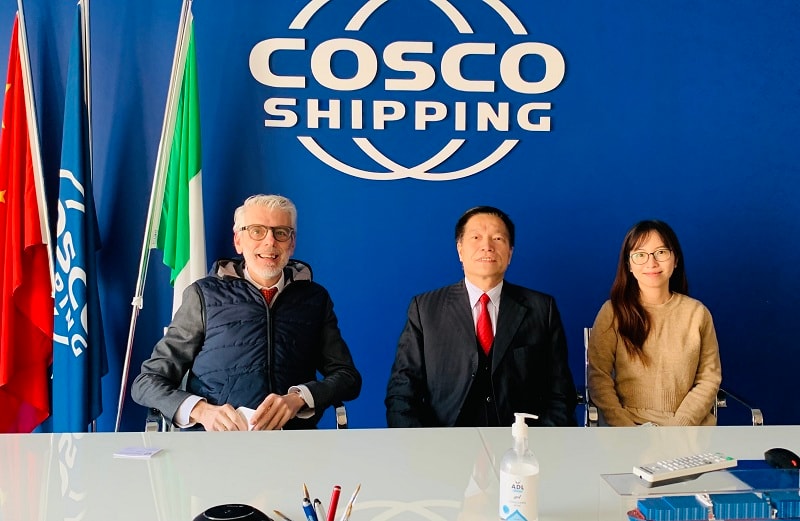 Tham tán Công sứ Thương mại Thương vụ Việt Nam tại Italia làm việc với hãng tàu Cosco tại cảng Genova.