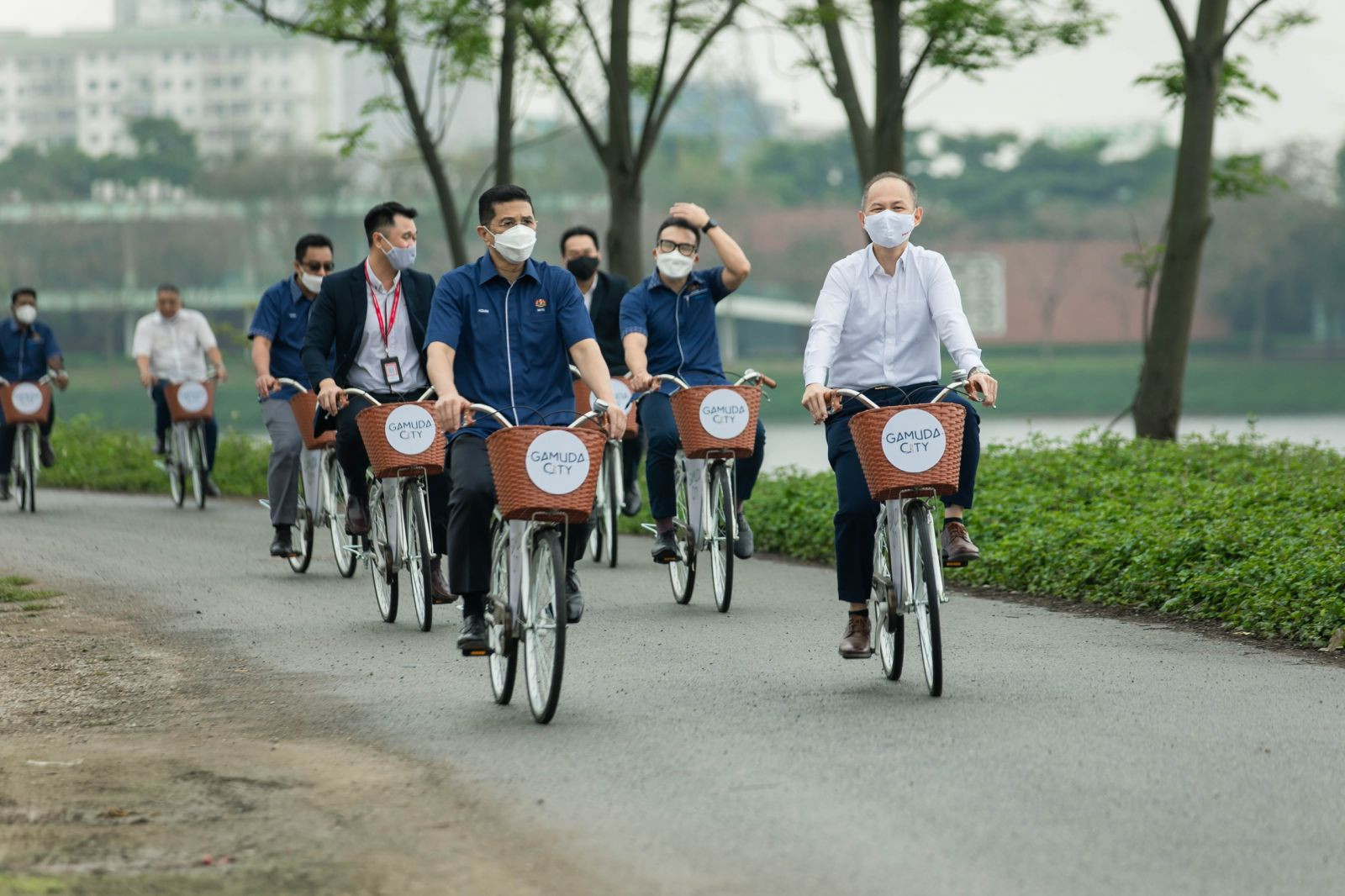 Bộ trưởng Mohamed Azmin Ali và đại diện Gamuda Land Việt Nam đạp xe tham quan khu đô thị Gamuda City