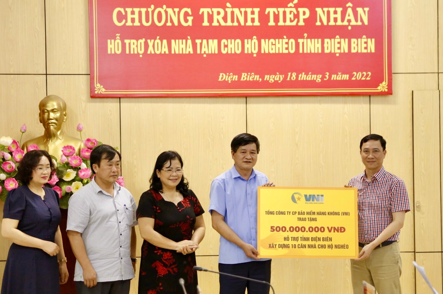 Đại diện VNI, ông Lê Mạnh Cường - Phó Tổng Giám đốc đã trao tặng 500 triệu đồng hỗ trợ tỉnh Điện Biên xây dựng 10 căn nhà cho hộ nghèo