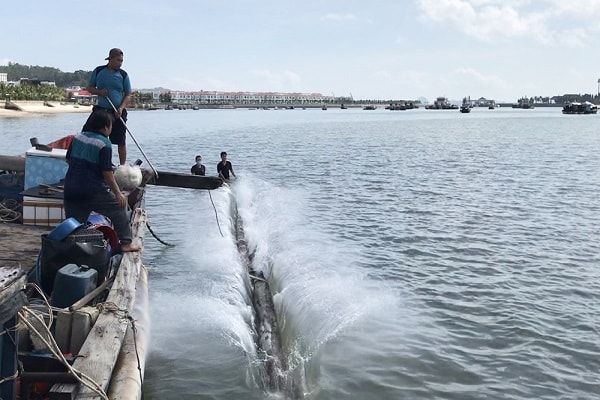 Lực lượng chức năng xử lý một tàu đánh bắt không đúng quy định. Ảnh Việt Hoa